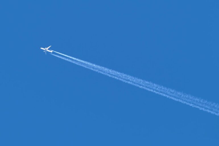 Doodeng: KLM-toestel tijdens hele vlucht achtervolgd door vliegtuigstrepen