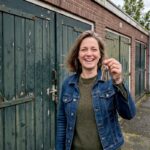 Millennials dolgelukkig met afkoelende woningmarkt: “Nog maar tachtig jaar sparen voor een tochtige garagebox in Diemen”