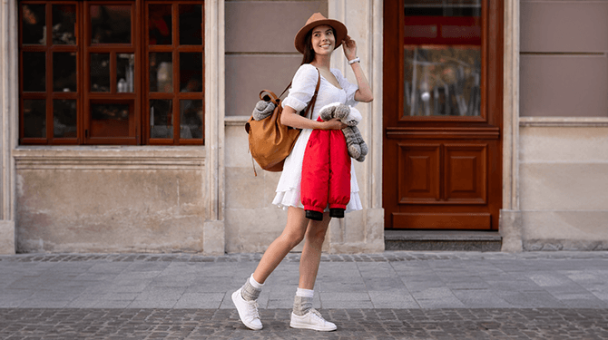 Lentezon: Tessa trekt een jurkje aan maar neemt voor de zekerheid een panty, dikke sokken en een skibroek mee