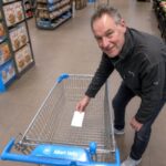 Joost (52) verzamelt al dertig jaar achtergelaten boodschappenlijstjes uit winkelwagens: “Vandaag scoorde ik er eentje met ’tampons en bier”