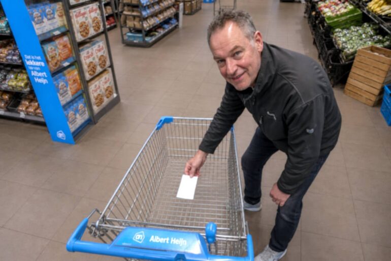 Joost (52) verzamelt al dertig jaar achtergelaten boodschappenlijstjes uit winkelwagens: “Vandaag scoorde ik er eentje met ’tampons en bier”