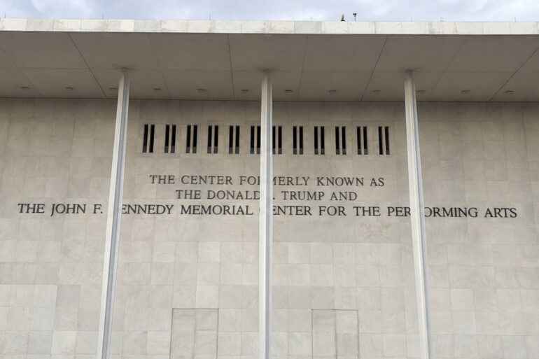 Trump onthult nieuwe naam van Trump Kennedy centrum na uitspraak rechter