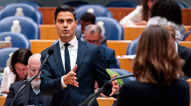 Jetten veroordeelt met scherpst mogelijke bewoording brandstichting AZC: ‘Belhamels en deugnieten’