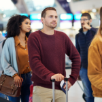 Jort drinkt in de rij voor de security op Schiphol nog snel even zijn shampoo op