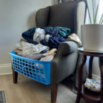 Deze nieuwe stoel heeft een ingebouwde wasmand