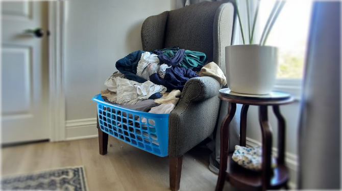 Deze nieuwe stoel heeft een ingebouwde wasmand