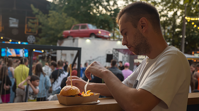 Tim (32) is er na lang rondlopen op foodfestival uit: ‘Toch maar een smashburger’