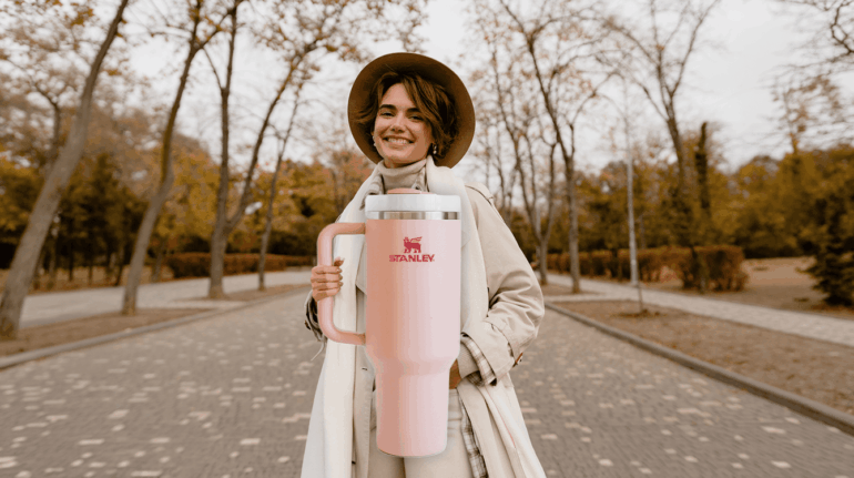 Handig: Kira propt water, koffie, thee, yoghurt, banaan en hutspot allemaal in één drinkfles