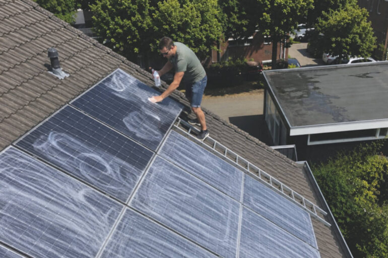Zonkracht vandaag erg hoog: “Smeer je zonnepanelen goed in”