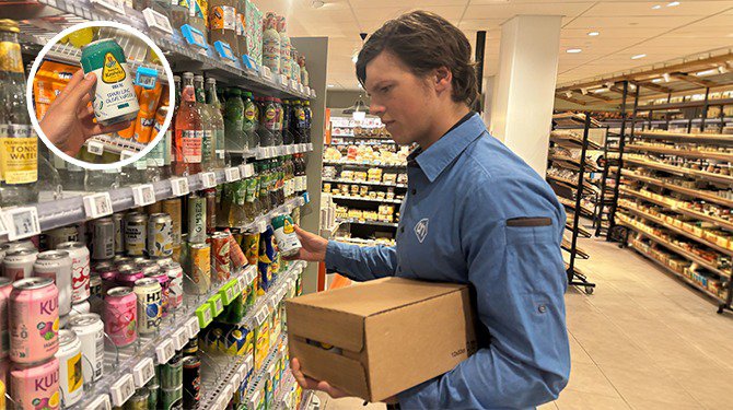 Supermarktmedewerker weet nog niet in welk schap hij olijfwater met augurksmaak moet vullen