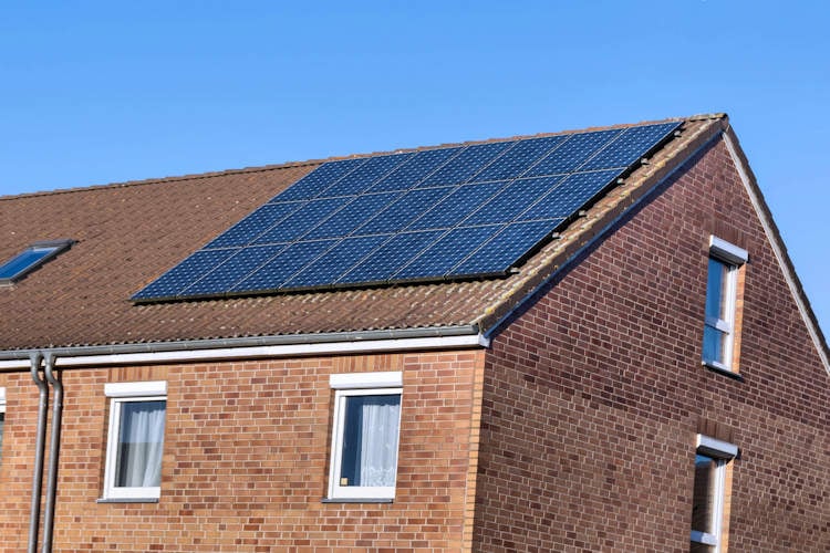 Enorm overschot aan zonne-energie dwingt huiseigenaren tot beginnen wietkwekerij op zolder