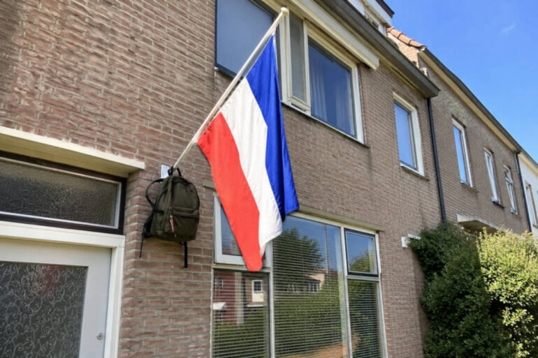Ontevreden, gezakte vmbo-leerlingen hangen vlag andersom