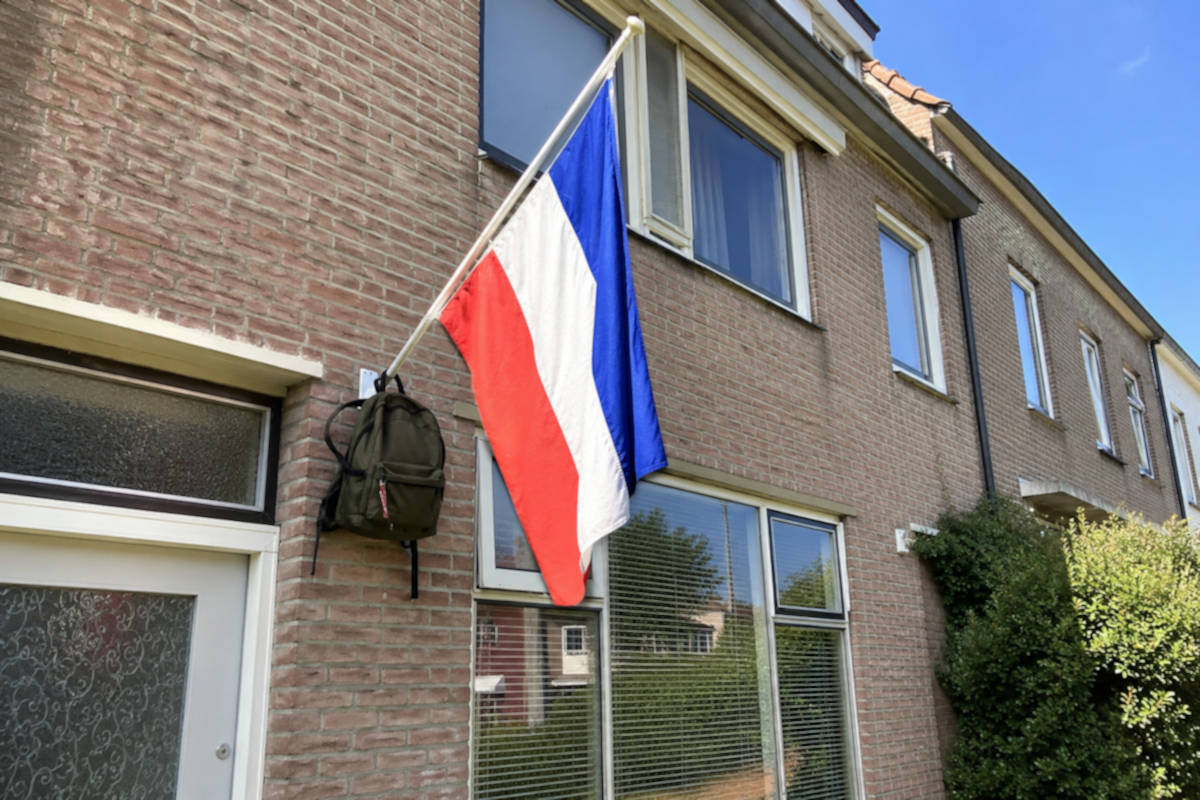Ontevreden, gezakte vmbo-leerlingen hangen vlag andersom Ontevreden, gezakte vmbo-leerlingen hangen vlag andersom