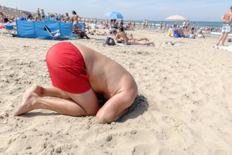 FVD adviseert leden om hoofd in het zand te steken voor verkoeling