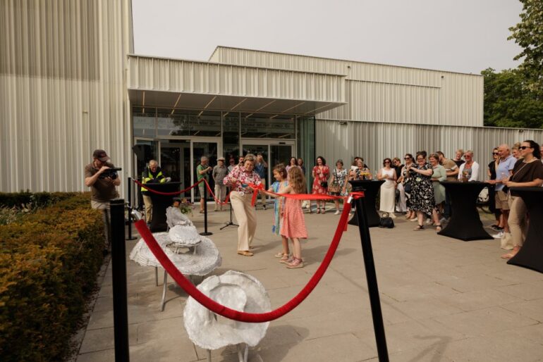 Feestelijke onthulling van kunstwerk ‘hup hup’ bij Kattendans