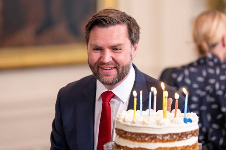 JD Vance zenuwachtig voor verjaardag Trump: “Voelt alsof ik zelf ook een beetje jarig ben”