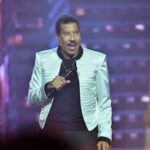 Lionel Richie moet twee concerten uitstellen na onwelwording op podium