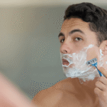 Doorgeslagen looksmaxxing? Deze man snijdt met meerdere messen over zijn gezicht