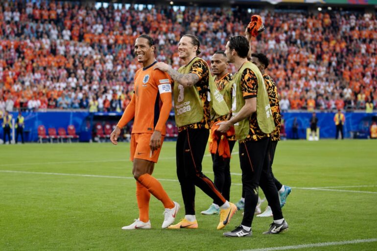 Oranje donderdag gehuldigd voor bereiken zestiende finale