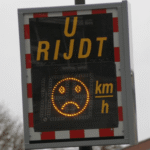 ‘U rijdt te hard’-gezichtje verdrietig omdat je 5 km/h te snel rijdt en omdat zijn vrouw bij hem is weggegaan