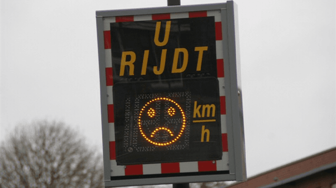 ‘U rijdt te hard’-gezichtje verdrietig omdat je 5 km/h te snel rijdt en omdat zijn vrouw bij hem is weggegaan
