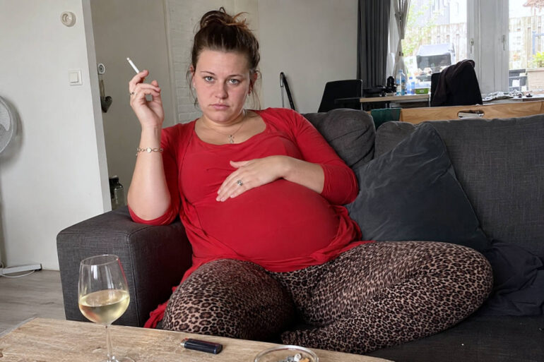 Veronique (24) heeft ruzie met haar foetus: “Hij schopt me elke dag”