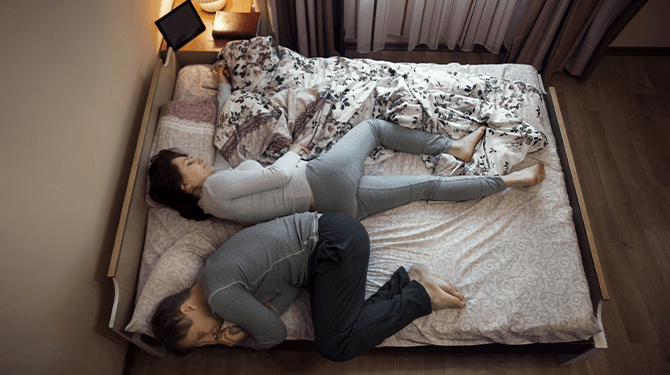Stel met gecompliceerde relatie ligt ‘s nachts altijd vorkje-mesje