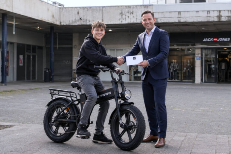 Wesley doorbreekt per ongeluk Europees snelheidsrecord op fatbike