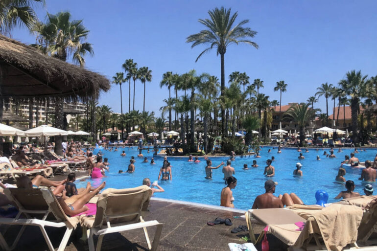 Balen: Nederlandse vakantiegangers moeten zwembad in op zoek naar verkoeling