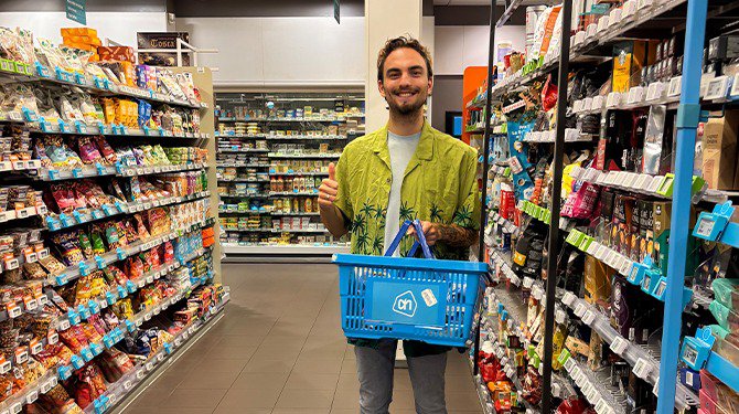 Vincent zegt vakantie naar Valencia af om te gaan roadtrippen door eigen supermarkt