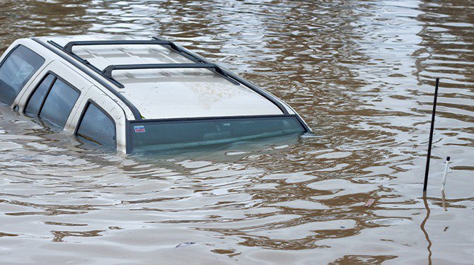 Man die auto van buurman in het water duwt ziet zijn dorp veranderen