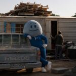 Nieuwe mascotte Bol woont met zes arbeidsmigranten in stacaravan
