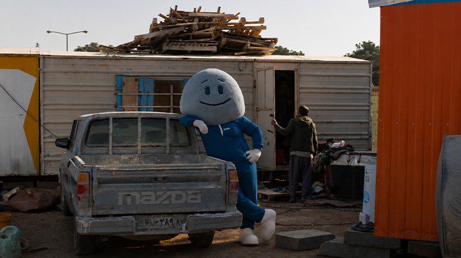 Nieuwe mascotte Bol woont met zes arbeidsmigranten in stacaravan