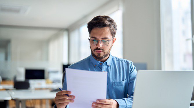 ​Bedrijf neemt senior communicational backoffice data analyst aan om bullshitbanen binnen bedrijf te analyseren