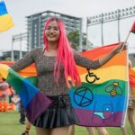 Vrouw wil tijdens pride stilstaan bij lhbtiq+-rechten, Palestina, eenzame ouderen, Oekraïne, klimaatverandering, bijen en mensen met stoma’s