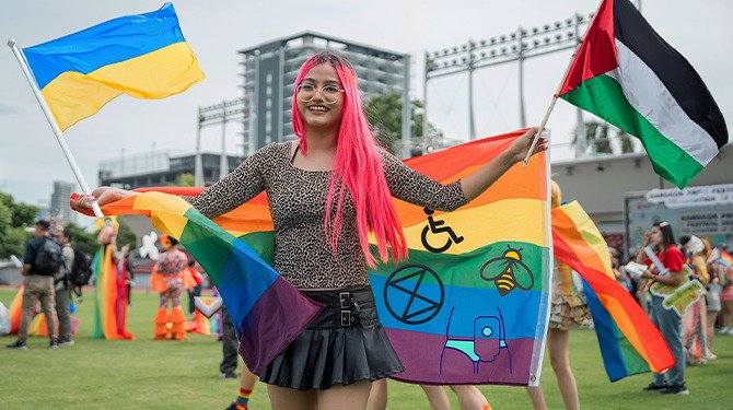 Vrouw wil tijdens pride stilstaan bij lhbtiq+-rechten, Palestina, eenzame ouderen, Oekraïne, klimaatverandering, bijen en mensen met stoma’s