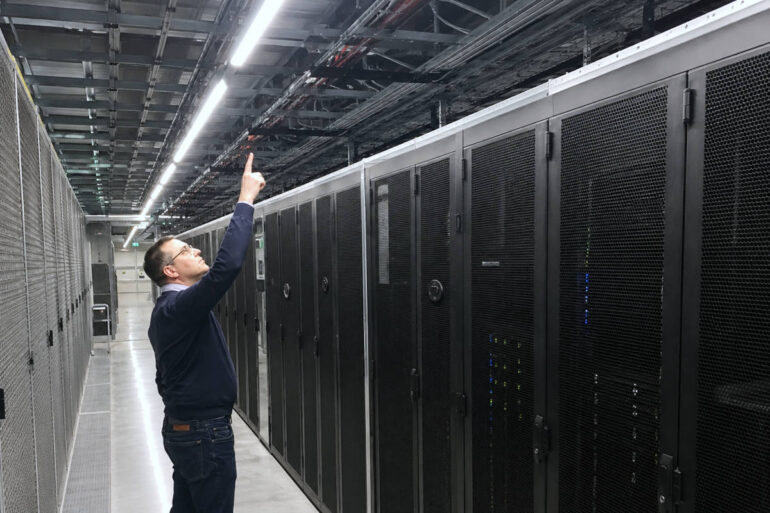Datacenter ergert zich aan stroomverbruik omwonenden: “Elke keer als zij hun waterkoker aanzetten, flikkeren bij ons de lampen”