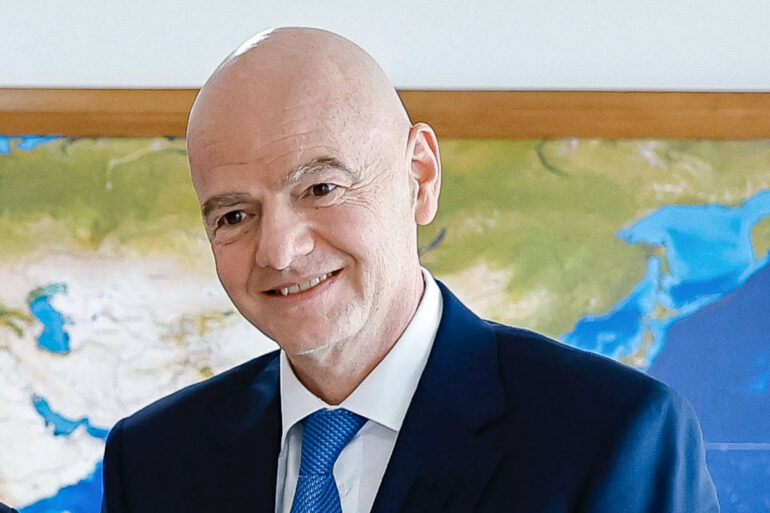 Infantino schuift aan bij onderhandelingen met Iran