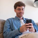 Man meldt op LinkedIn dat hij openstaat voor nieuw salaris