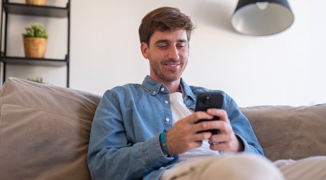 Man meldt op LinkedIn dat hij openstaat voor nieuw salaris