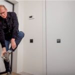 ​Gezin met twee grote honden wenst dat jij je schoenen in de hal uitdoet