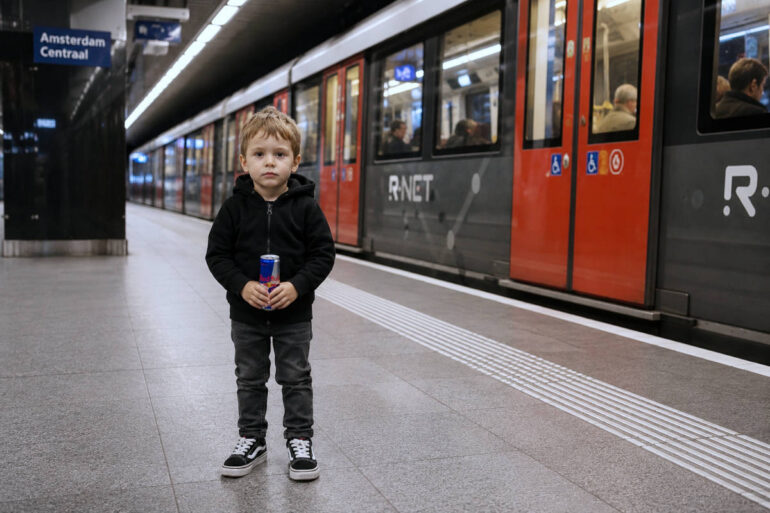Kleuters noemen gratis openbaar vervoer ‘mager aanbod’ zolang bedtijd op 19:00 uur blijft staan