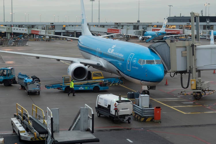 Vliegticket door dure kerosine nu bijna net zo duur als treinkaartje Amsterdam–Zwolle