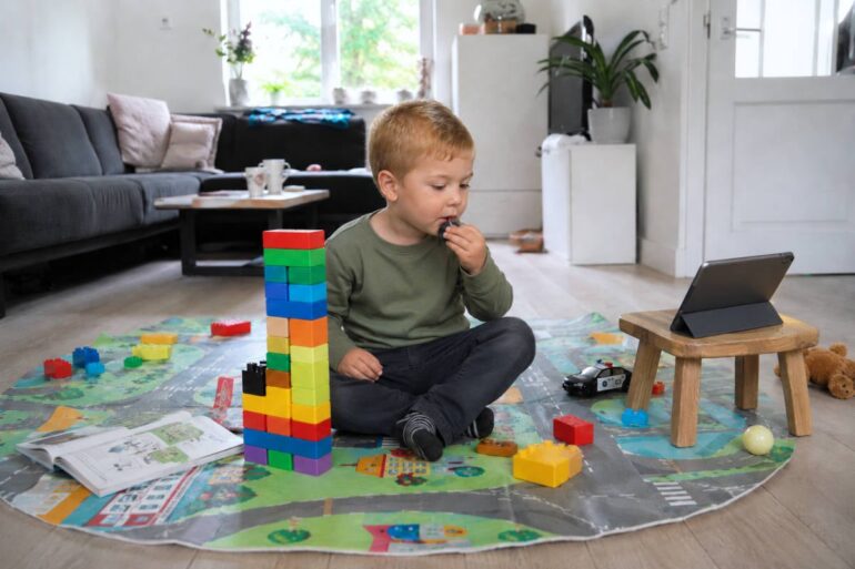 Peuters massaal over op hybride opvang: “Twee dagen crèche, drie dagen thuiswerken aan mezelf”