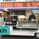 Er staat gewoon friet, maar de T doet het niet! | Sketch