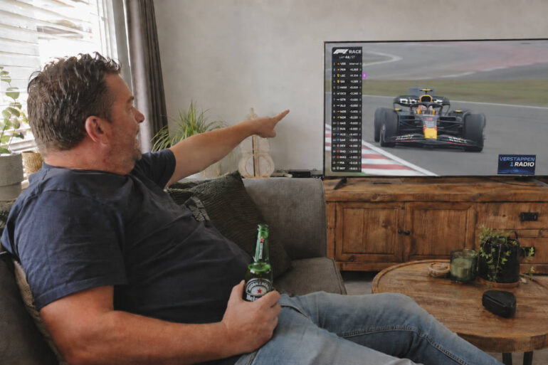 Man (52) ziet vanaf de bank precies wat er mis is met de afstelling van Verstappens auto