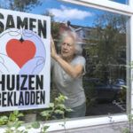 Buurt plakt uit angst ‘Samen Huizen Bekladden’-poster op het raam
