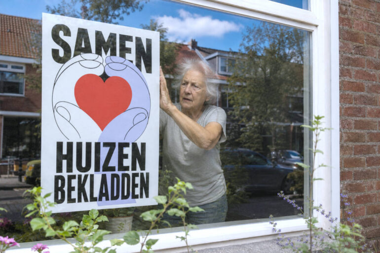 Buurt plakt uit angst ‘Samen Huizen Bekladden’-poster op het raam