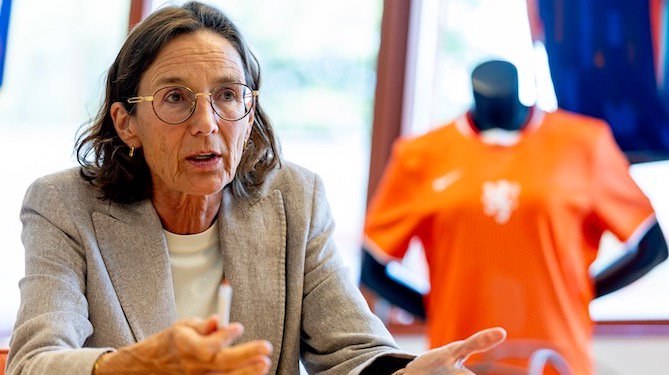 ​KNVB: ‘Directeur Van Leeuwen stelt altijd kritische vragen in haar gebeden tot de Heilige Infantino’