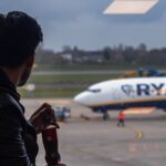 Nieuwe uitdaging stuntman Zwarte Cross: gaat aan raam Ryanair-vliegtuig zitten